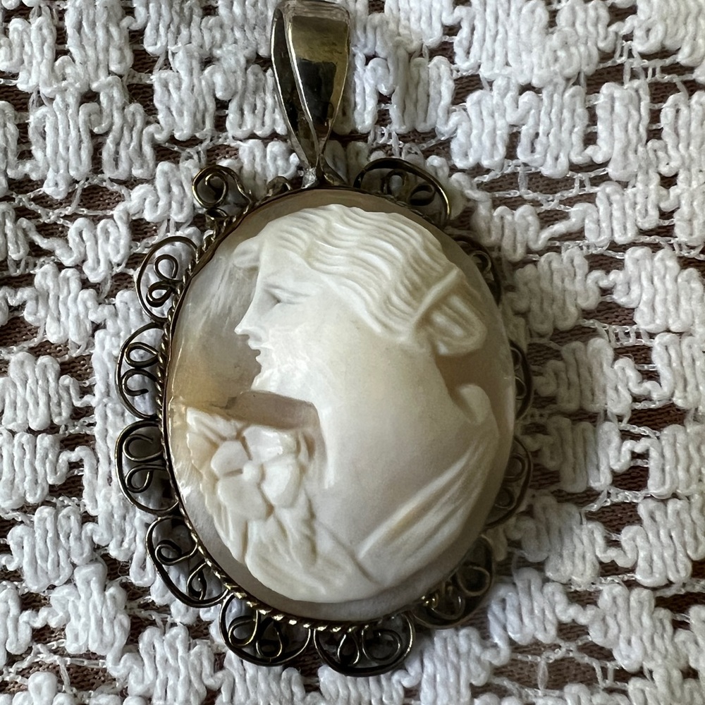VINTAGE SILVER CAMEO SHELL PENDANT